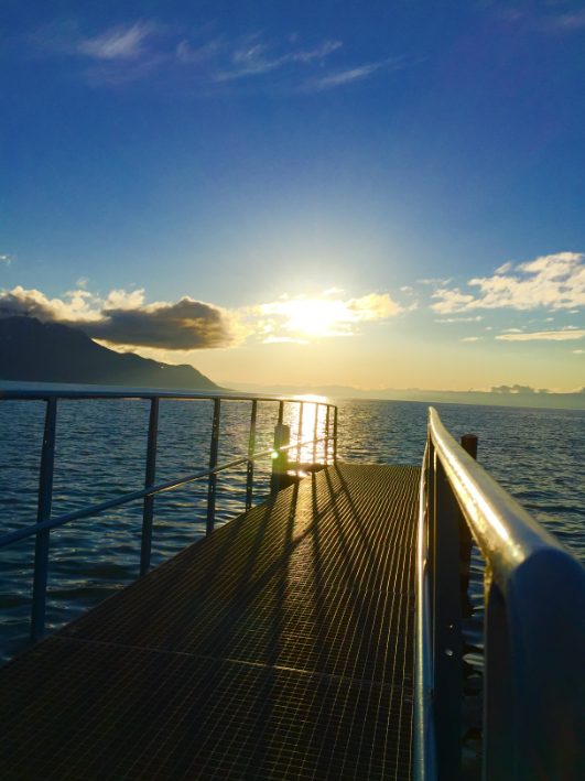 Un ponton sur le lac, face au soleil