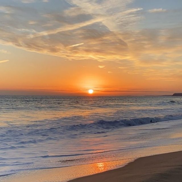Le soleil se couche sur la mer, juste au-dessus de l'horizon